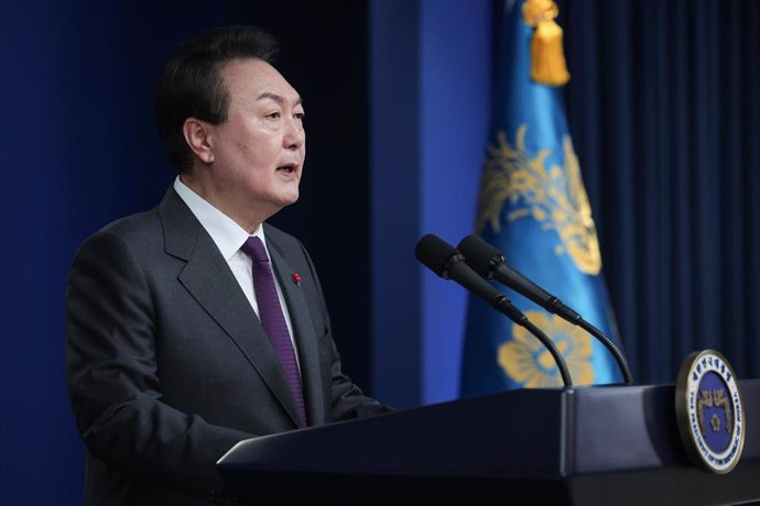 Archivo - El presidente de Corea del Sur, Yoon Suk Yeol, en la oficina presidencial