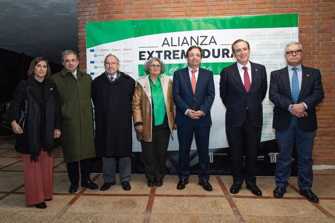 Autoridades, entre ellas el presidente de la Junta, Guillermo Fernández Vara, en la clausura del II Programa Emprendimiento Universitario