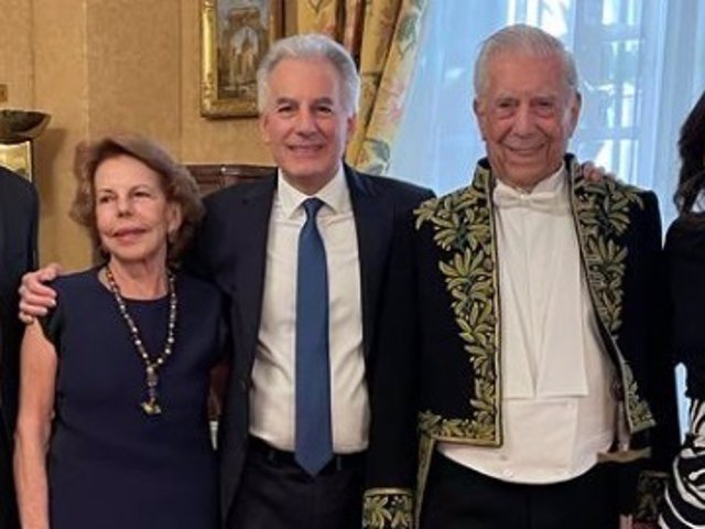 Álvaro Vargas Llosa posa feliz con sus padres en el acto de entrada de Mario Vargas Llosa en la Academia Francesa