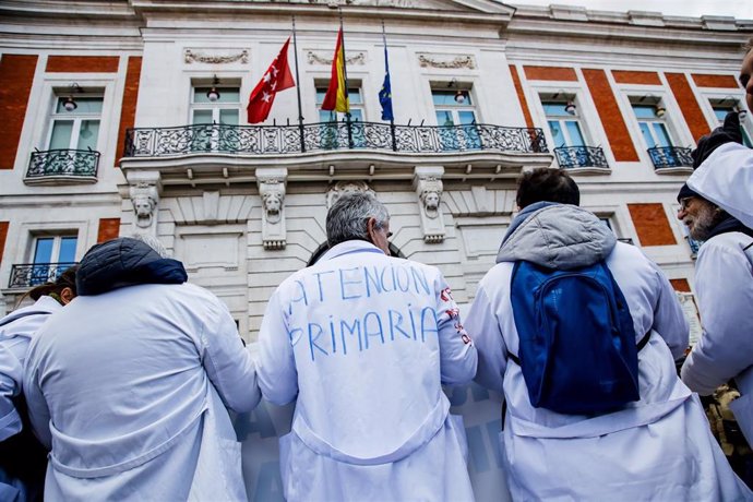 Varias personas se manifiestan durante la protesta de Médicos de Familia y Pediatras de la Comunidad de Madrid, en la Puerta del Sol