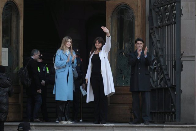 La presidenta de Junts, Laura Borràs, entra al TSJC acompañada de su marido y su hija en el primer día de su juicio por presuntamente fraccionar contratos al frente de la ILC, a viernes 10 de febrero de 2023, en Barcelona