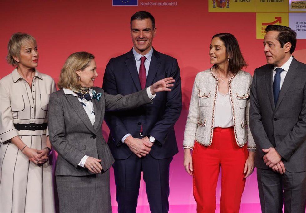 (I-D) La secretaria de Estado de Digitalización, Carme Artigas; la vicepresidenta primera,Nadia Calviño; el presidente del Gobierno, Pedro Sánchez; y la ministra de Industria, Reyes Maroto; posan al final del acto 'Emprendiendo el futuro que queremos',