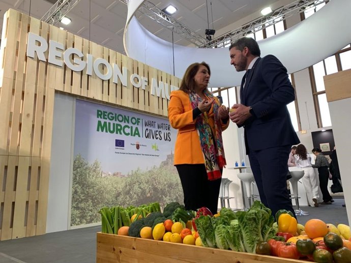 El consejero de Agricultura, Antonio Luengo, y su homóloga andaluza, Carmen Crespo, en la Feria Fruit Logistica.