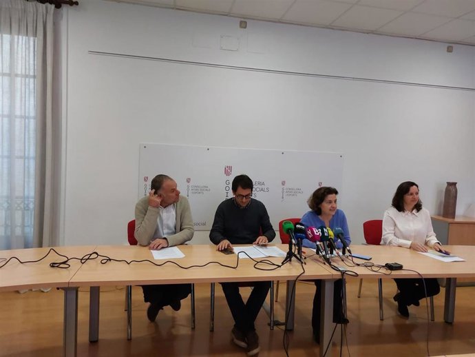 La consellera de Asuntos Sociales y Deportes, Fina Santiago, y el conseller de Modelo Económico, Turismo y Empleo, Iago Negueruela, en rueda de prensa.