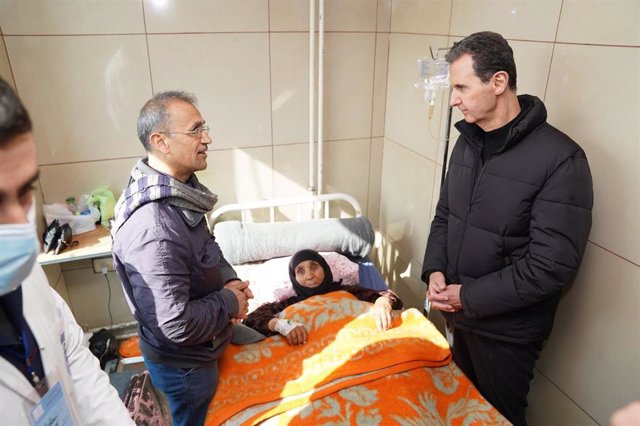 El presidente de Siria, Bashar al Assad, durante una visita en Alepo a víctimas de los terremotos en el sur de Turquía