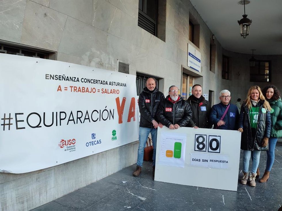 Profesores de la educación concertada se concentran frente a la Consejería de Educación para pedir igualdad salarial.