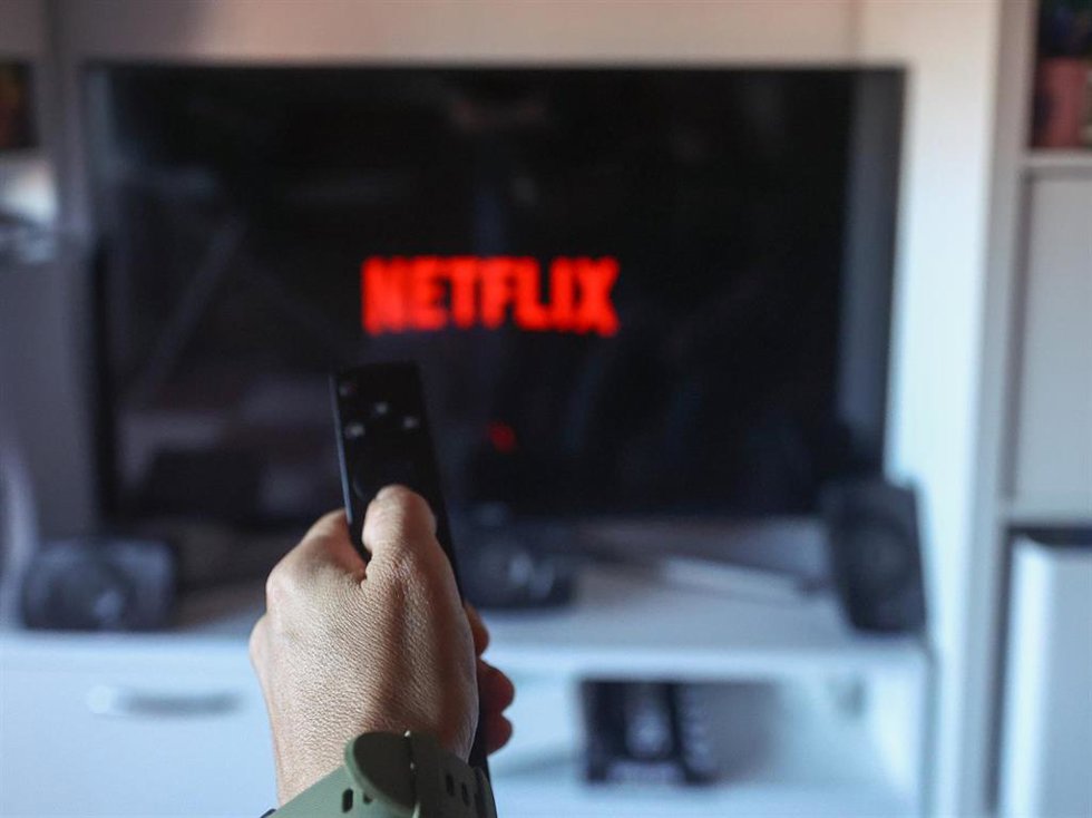 Archivo - Un usuario se conecta a la plataforma Netflix