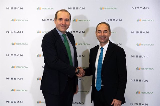 Archivo - De izquierda a derecha: el director de Iberdrola en Italia, Lorenzo Costantini, y el presidente y consejero delegado de Nissan en Italia, Marco Toro.