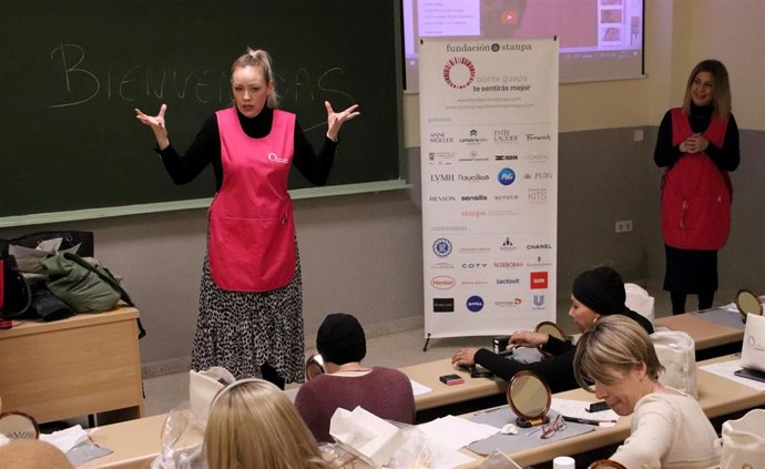 Taller presencial 'Ponte guapa' para pacientes oncológicas en el Hospital Macarena.