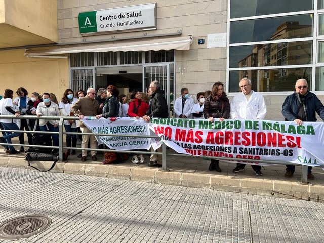 El Sindicato Médico de Málaga ha celebrado una concentración en repulsa en el centro de salud de Cruz del Humilladero en la que ha denunciado "la continua agresividad contra los facultativos