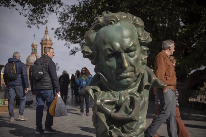 Una de las réplicas gigantes de la estatuilla de Los Goya instalada en la Plaza del Altozano, en Sevilla