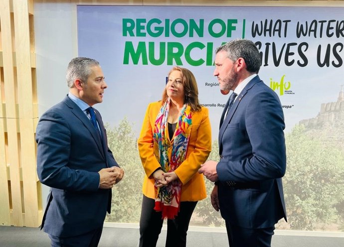 El diputado regional del Partido Popular, Jesús Cano, a la izquierda, asiste a la Feria