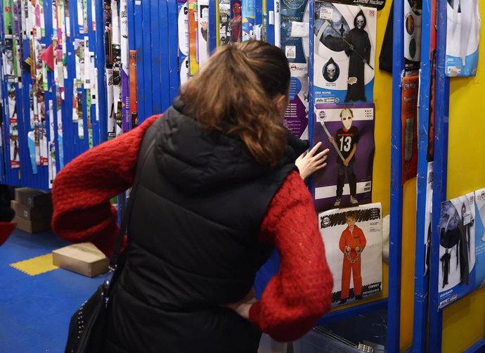 Archivo - Imagen de archivo de una tienda de disfraces.