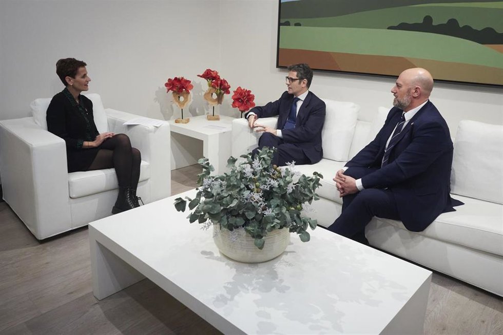La presidenta de Navarra, María Chivite, en una reunión este viernes en el Palacio de Navarra con el ministro de la Presidencia, Félix Bolaños (c), y el delegado del Gobierno en Navarra, José Luis Arasti.