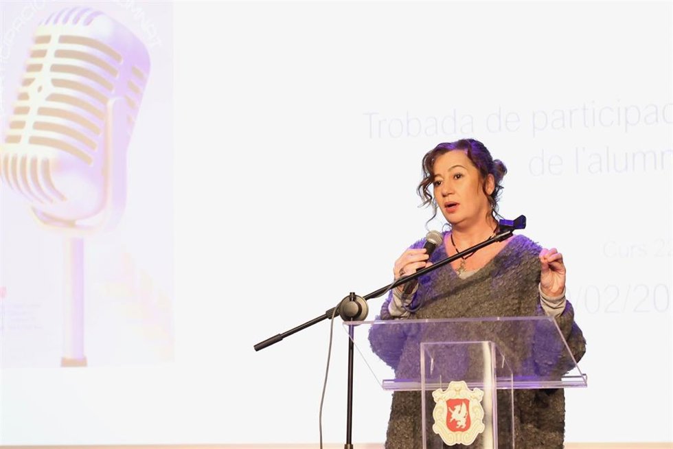 La presidenta del Govern, Francina Armengol, en Sa Pobla, en un encuentro con alumnos