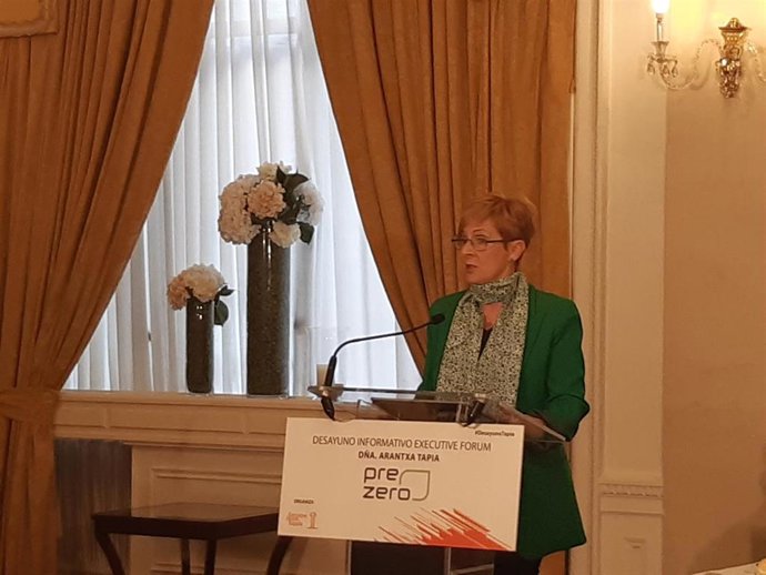 La consejera de Desarrollo Económico, Sostenibilidad y Medio Ambiente del Gobierno Vasco, Arantxa Tapia, en un desayuno informativo en Bilbao.