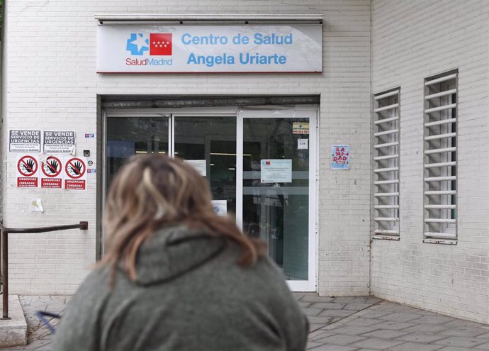 Archivo - Una mujer llega al Centro de Salud Ángela Uriarte, donde hay carteles de protesta que rezan 'Urgencias Cerradas, tu salud vendida', a 21 de octubre de 2022, en Madrid (España). La Comunidad de Madrid abrirá el próximo jueves 27 de octubre 80 C