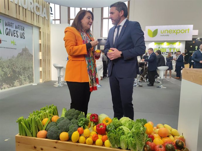 Los consejeros de Agricultura de Andalucía y Murcia, Carmen Crespo y Antonio Luengo, respectivamente, en Fruit Logistica.