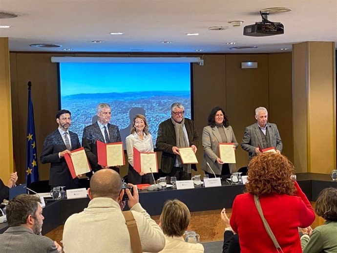 Francisco Javier Martín, David Lucas, Raquel Sánchez, Antonio Balmón, Marina Berasategui, y José Antonio Artímez firman un acuerdo para rehabilitación energética de vivienda.