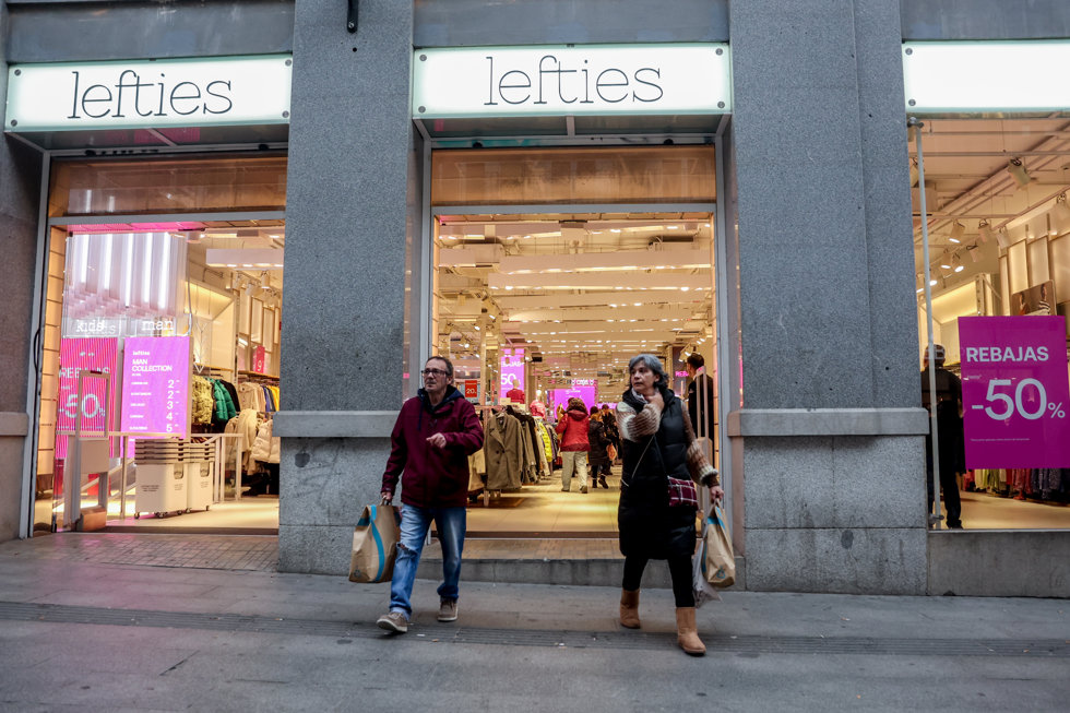 Dos personas salen con varias bolsas de una tienda Lefties, a 7 de enero de 2022, en Madrid (España). 
