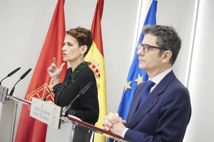 La presidenta de Navarra, María Chivite, y el ministro de la Presidencia, Relaciones con las Cortes y Memoria Democrática, Félix Bolaños, intervienen durante su encuentro, en el Palacio de Navarra, a 10 de febrero de 2023, en Pamplona, Navarra (España).