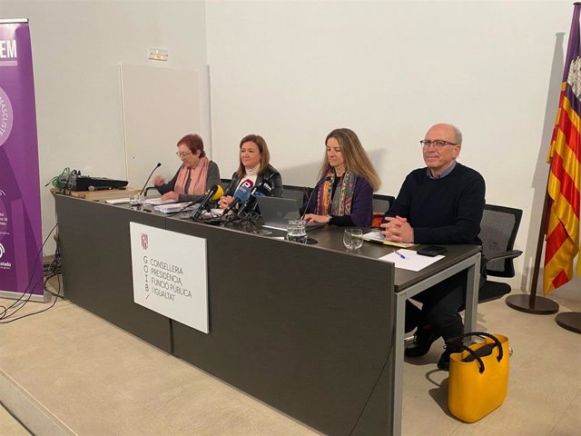 La directora del IBdona, Maria Durán, la consellera de Presidencia, Función Pública e Igualdad, Mercedes Garrido, y los encargados del estudio balear de pornografía, Valentina Milano y Lluís Ballester.