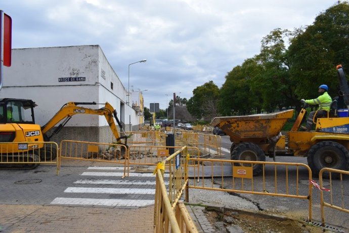 Trabajos de preparación de redes de baja y media tensión en el barrio de La Plata para instalar un nuevo centro de transformación.