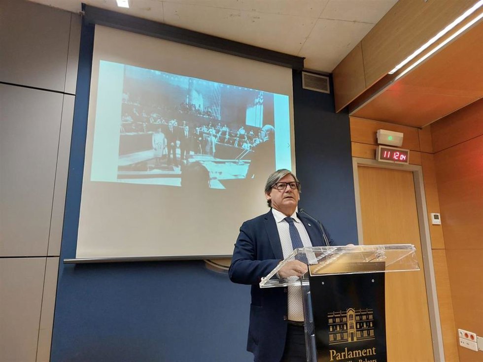 El presidente del Parlament, Vicen Thomas, en rueda de prensa.