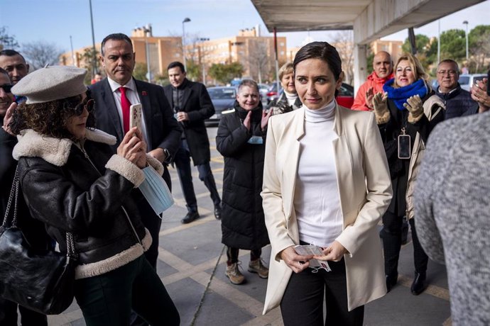 La presidenta de la Comunidad de Madrid, Isabel Díaz Ayuso, durante su visita al aula escolar del Hospital público Universitario de Fuenlabrada, a 10 de febrero de 2023, en Fuenlabrada