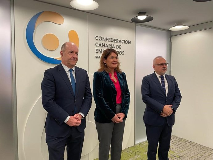 La candidata del Partido Popular (PP) al Ayuntamiento de Las Palmas de Gran Canaria, Jimena Delgado, junto al presidente de la CCE, Pedro Ortega, y el secretario general, José Cristóbal García