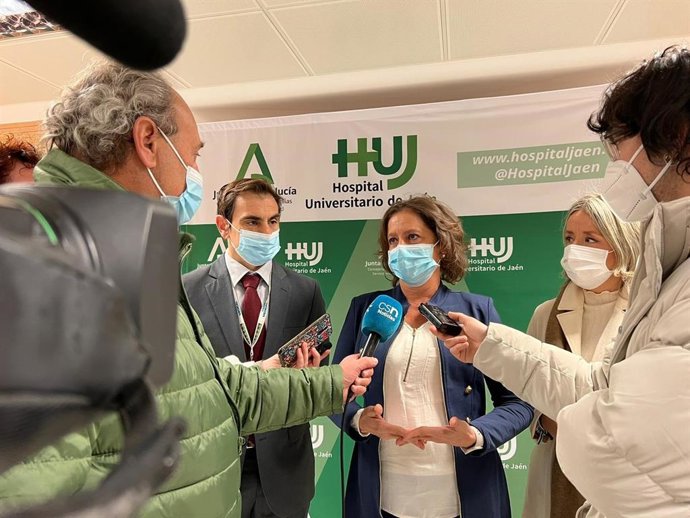 La consejera de Salud y Consumo, Catalina García, atiende a los medios en Jaén.