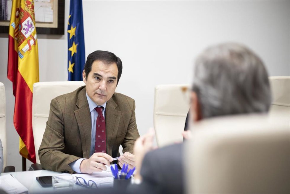 El consejero de Justicia, Administración Local y Función Pública, José Antonio Nieto (i), durante la reunión. 