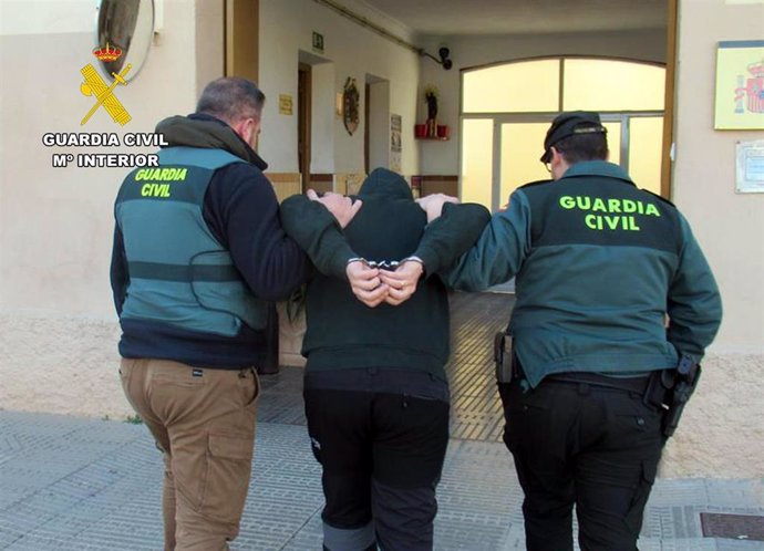 Imagen del detenido, custodiado por los agentes