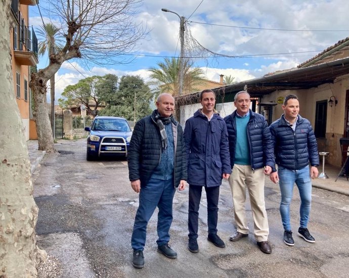 El portavoz del PP en el Consell, Lloren Galmés, en la carretera de Sóller a Fornalutx acompañado del alcalde de Sóller, Carlos Simarro, el candidato, Miquel Nadal, y un regidor.