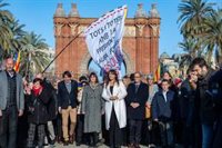 Una concentració d'unes 400 persones rep Borràs (Junts) a les portes del TSJC