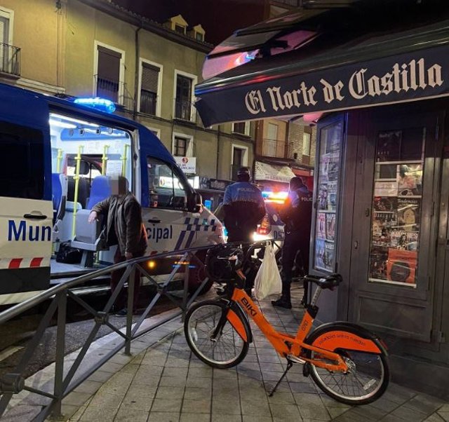 Interceptado en una bici municipal por una zona peatonal, litrona en mano y con 1,03 de tasa de alcoholemia