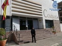 Un policía nacional en Antequera coordina la maniobra de Heimlich que un padre practicó a su bebé que no podía respirar