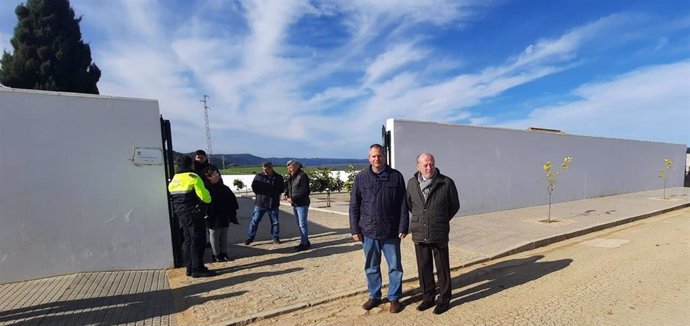 El presidente de la Diputación y el alcalde de La Puebla de los Infantes visitan las obras realizadas en el municipio con los fondos provinciales Contigo y Actúa.