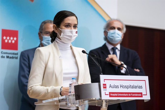 La presidenta de la Comunidad de Madrid, Isabel Díaz Ayuso, interviene durante su visita al aula escolar del Hospital público Universitario de Fuenlabrada, a 10 de febrero de 2023, en Fuenlabrada, Madrid (España). 