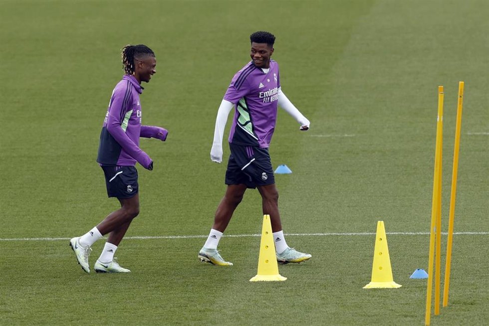 Archivo - Eduardo Camavinga y Aurélien Tchouaméni en un entrenamiento del Real Madrid