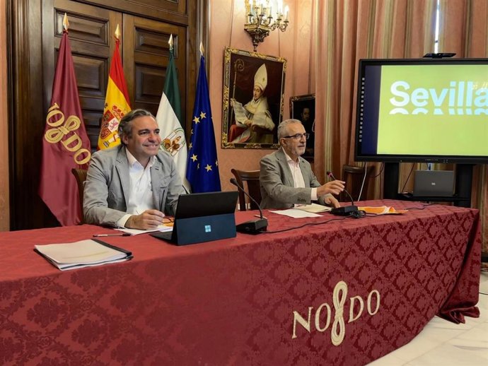 Archivo - El gerente de Emvisesa, Felipe Castro, y el delegado de Hábitat Urbano y Cohesión Social, Juan Manuel Flores.