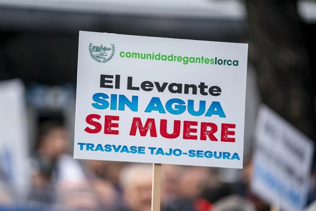 Una pancarta que reza 'El Levante sin agua, se muere' en la manifestación por la defensa del trasvase Tajo Segura ante la sede del Ministerio de Transición Ecológica y el Reto Demográfico, a 11 de enero de 2023. 