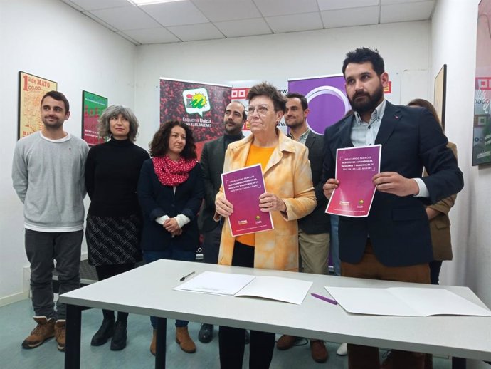 La coordinadora de Podem Baleares, Antnia Jover, y el coordinador de EUIB, Juanjo Martínez, tras la firma del preacuerdo.