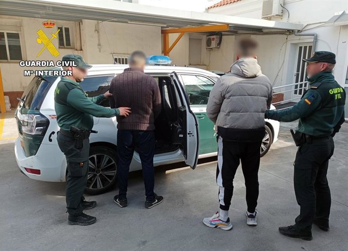 Imagen de los dos detenidos, custodiados por la Guardia Civil