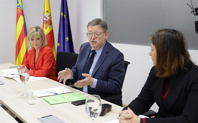El 'president' de la Generalitat, Ximo Puig, y las conselleras de Justicia, Gabriela Bravo, y de Cooperación, Rosa Pérez Garijo, en una reunión para coordinar la ayuda humanitaria destinada a paliar las consecuencias del terremoto en Turquía y Siria.