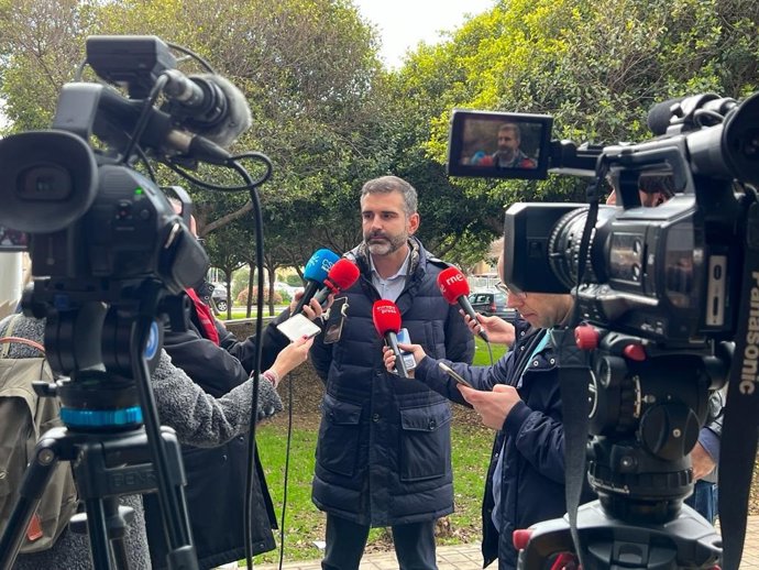 El portavoz de la Junta de Andalucía y consejero de Sostenibilidad, Medio Ambiente y Economía Azul, Ramón Fernández-Pacheco, atiende a los medios en Almería.