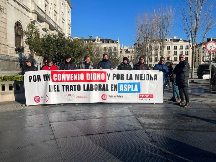 Miembros del comité de empresa de Aspla llevan su protesta a Santander coincidiendo con la visita de Nadia Calviño