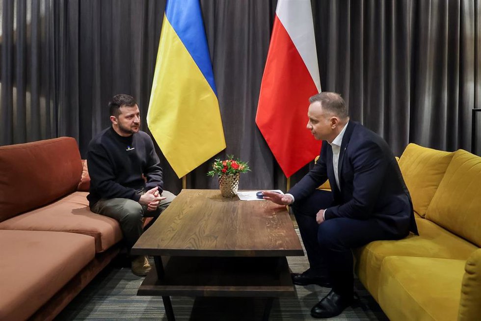 El presidente de Polonia, Andrzej Duda (d), recibe en Varsovia a su homólogo de Ucrania, Volodimir Zelenski (i)