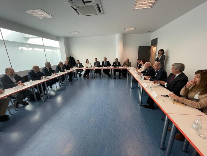 Gómez Villamandos (centro, al fondo), en la reunión con responsables de Clústeres de Innovación.