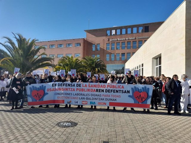 Los sindicatos que han convocado huelga en el Servicio Navarro de Salud para el 15 de febrero (LAB, SAE, UGT, ELA y CCOO), en la concentración de este viernes